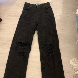 90’S Bershka jeans - Svarta populära SLUTSÅLDA bershka jeans med hål. Använda fåtal gånger, byxorna är i perfekt skick. säljer de endast pga de är lite för små för mig nu…  storlek 36, men passar 38 i vissa fall också.  (köparen står för frakten!)