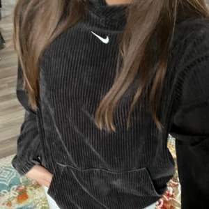 Nike hoodie - En svart Nike hoodie i manschestertyg köpt från Junkyard för 2-3 år sedan. Kommer inte till användning längre. I väldigt bra skick! Storlek xs men passar även folk i storlek S då det är storleken jag vanligtvis använder