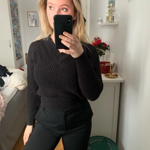 Svart stickad tröja från Lindex  - Jättego stickad tröja från Lindex i en snygg modell. Storlek: XS. Pris: 50 kr +frakt ✨