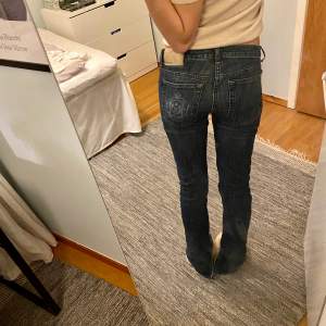 Mörkblå jeans från Gant i storlek W28/L34. Jag är 172 cm och bör vanligtvis S. Skit snygga! 💕💕