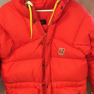 Fjällräven jacka röd - SÖKER!! OM DU SÄLJER HÖR AV ER FÖR JAG ÄR INTRESSERAD