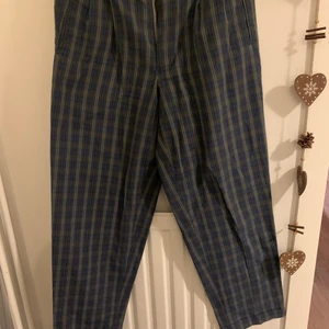 Rutiga kostymbyxor - Lågmidjade rutiga kostymbyxor (blå och grå rutiga). Förmodligen från 90-talet. Önska dom passa mig för dom är verkligen en perfekt ”rolig basic”