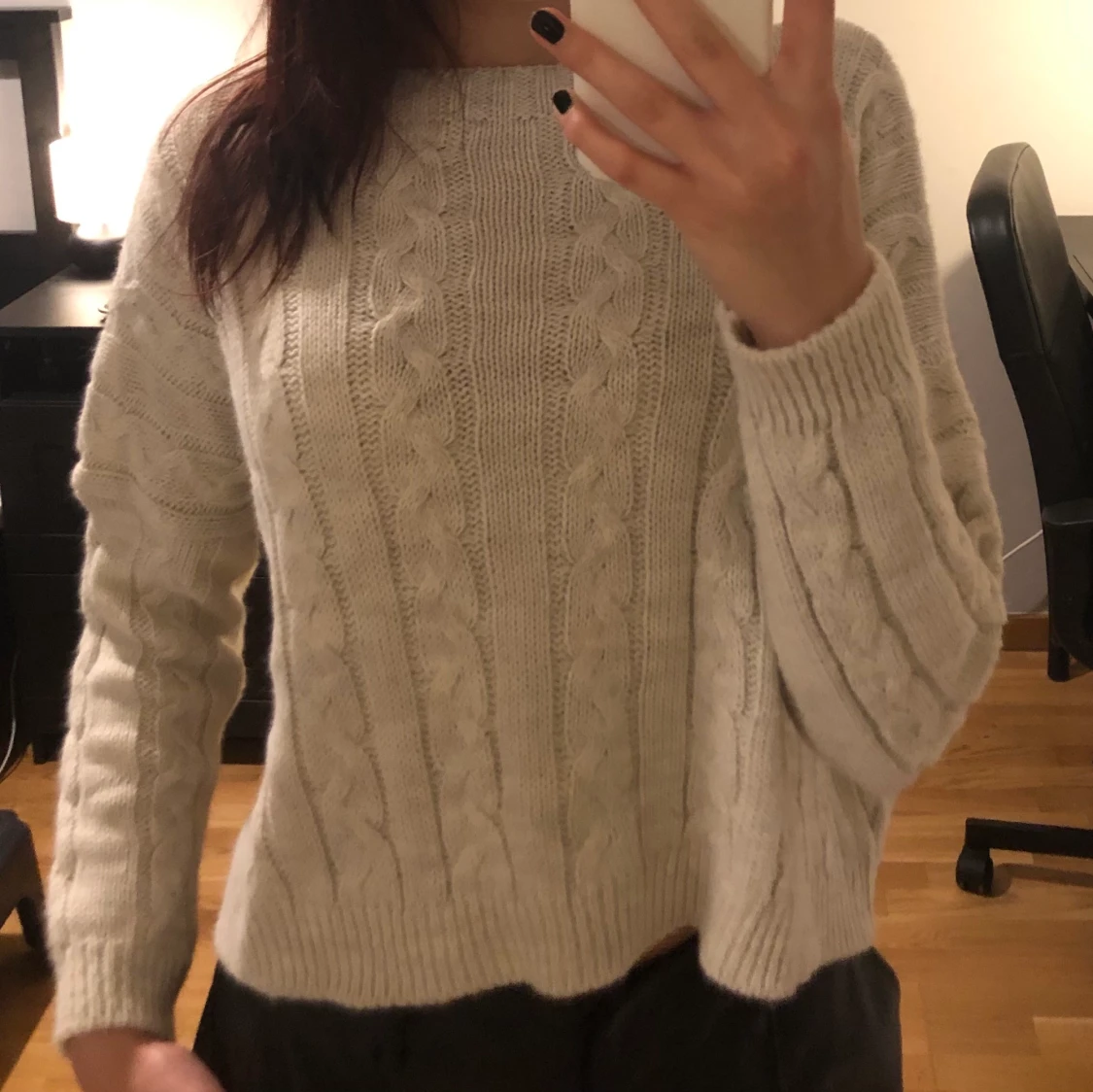Stickad vit tröja