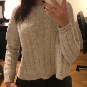 Stickad vit tröja - Tröjan är mjölkvit och aningens croppad, väldigt mjuk och mysig! Plagget sitter normalt (jag är 175 cm lång). Har använts 1 gång tidigare. Ingen retur. Alla plagg som säljs tvättas noga innan leverans! Det är bara att skriva om du har några frågor! <3
