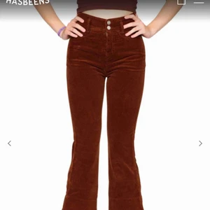 Bruna Manchesterbyxor från Hasbeens!🤎 - Supercoola Bootcutbyxor från hasbeens! Strl 28, passar s perfekt! Lite stretchiga med långa ben! Jag har sytt på nya knappar annars är de i nyskick! Nypris är 1400kr. Frakten ingår!🌟🤎