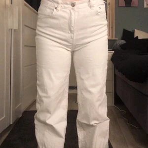 Vita Jeance från lager 157 st M - Vita jeance från lager 157, st M , kostade 300 kr men säljs för 150 då dom är andvända få tal gånger 