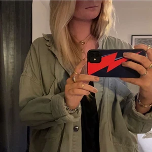 Superfin grön jacka - Perfekt till lite varmare vår och sommar, superfin😊 har själv klippt jackan nedtill då den var längre förut. 