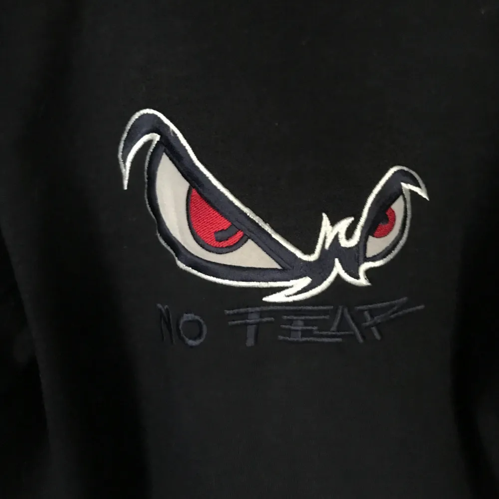 Mörkblå hoodie från No Fear i storlek M, men jag skulle säga xs i vuxen storlek. I använt skick. . Tröjor & Koftor.
