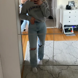 Gina Tricot jeans Petite - 350 inkl frakt. Byxorna är inköpte i April men dom aldrig kommit till användning nästan. Använt dom ca 2 gånger. Jeansen är i nyskick och har inga fel. Jag är 1,57 och jeansen går till hälarna, skit snyggt med skor till. 