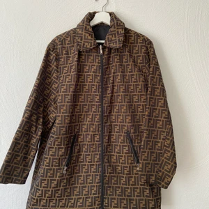FENDI ZUCCA JACKET - Strl L, jag är en 36/38 och jag har använt den snyggt oversize. Perfekt skick, som ny! Köpt på Grailed som intygar äkthet. Spårbar försäkrad frakt ingår i priset. SNABB AFFÄR PRIORITERAS