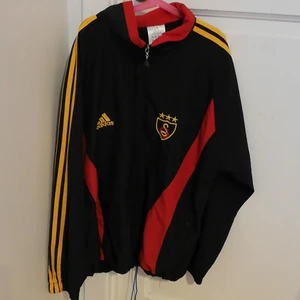 Adidas  - Den är väldigt skön använd max 5-6 gånger, den är riktigt och köpt från en Galatasaray butik i turkiet! (Galatasaray är ett fotbollslag i turkiet) den är köpt från HÄRR avdelningen men den passar också väldigt  bra för tjejer. Storlek S, budgivning! Pris startar på 200