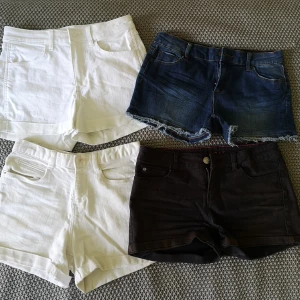 Jeansshorts  - Jeansshorts från &denim (vita, 70kr), camaieu (vita längst ner till vänster, 99kr), tractr (blå, 149kr) och från esprit (svarta, 99kr). Samtliga kan köpas för 300kr i ett paketpris. 