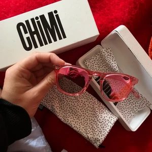 Chimi Eyewear 001 Guava  - Säljer mina Chimis då solglasögonen är fel passform för mig. Använda några få gånger. Kan hämtas i Skanör, alternativt skickas. 350 kr exklusive frakt. (Vet inte vad frakten är exakt) 