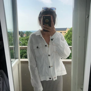 Weekday jacka!  - Tunn jacka från weekday! Strl xs men lite oversize i modellen. Den har en kaffefläck tyvärr som man ser på  de två sista bilderna, syns inte om man viker upp ärmarna längst ut🌷 pm för frågor🍒