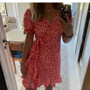 Söker!! - Söker en sån klänning spelar ingen roll i färg men helst en röd eller blå😍 i storleken xs eller xxs😍 eller 150🤗🤗 skriv gärna privat om du har en sånt för bra pris💞💞