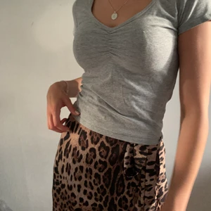 Grå t-shirt - Grå basic t-shirt från bikbok. Kan mötas upp i Göteborg annars betalar köparen frakten😊