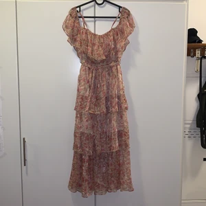 Missguided floral dress - Säljer en helt oanvänd klänning med blommönster från missguided.