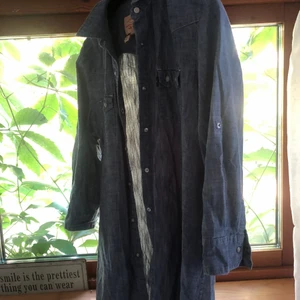 Levis jeansskjorta 38 - Längre Levis skjorta, armarna slutar efter armbågarna. Använd fåtal gånger. Som ny. Storlek 38