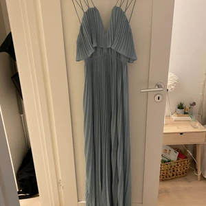 Balklänning - Säljer min superfina balklänning från ginatricot använd endast 1 gång på min bal för ca 2 år sedan. Det är en superfin turkos färg och den har en V ringning som är hård. Den har en liten fläck mitt på klänningen och även längst som lätt går bort i tvätten