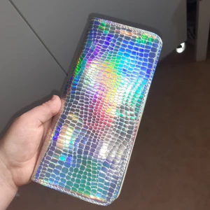 Holografisk plånbok - säljer min holografiska plånbok! Super söt men kommer tyvärr inte till användning längre. Finns i Växjö, annars står du för frakten!