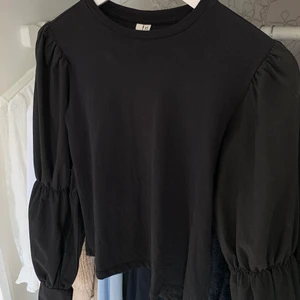 Svart blus  - Säljer denna snygga blus från Nelly trend. Endast använd en gång & är i strl xs. Pris + frakt🥰