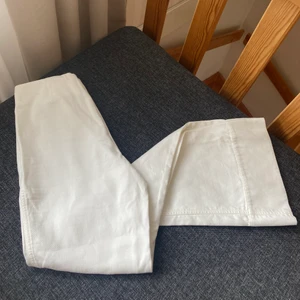 Vita tygbyxor  - Säljer dessa bootcut tygbyxor från By Malene Birger i storlek 32! Såååå fina men tyvärr för små! Nypris ca 2000kr! 🥰