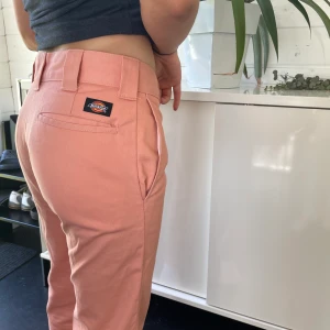Dickies chinos - Snygga rosa chinos från dickies som är modell slimstraight, använda få gånger 
