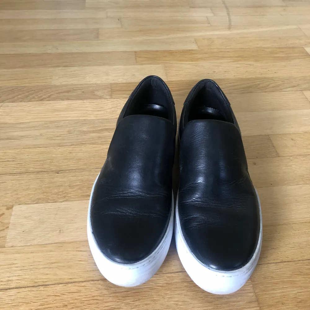 Vagabond Zoe plattform slip on i strl 39.  Materialet är skinn och jag har använt dem bara 3 gånger.. Skor.