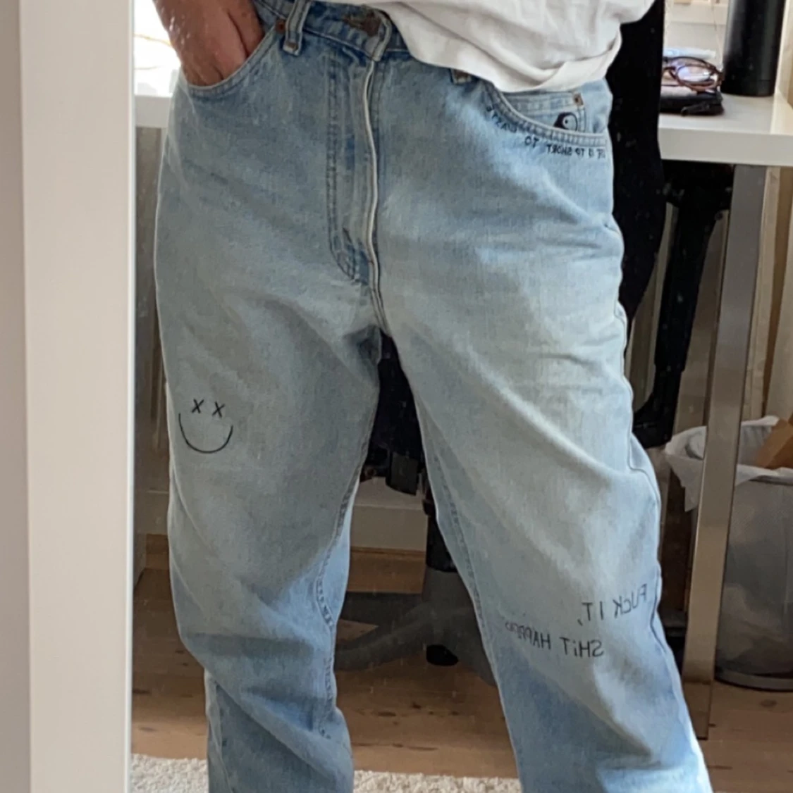 Ljusblåa Levis jeans, med lite text!