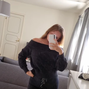 Stickad tröja från H&M - Svart stickad tröja från H&M, sticks inte! Väldigt skönt material, lite kort i armarna. Bra skick💞