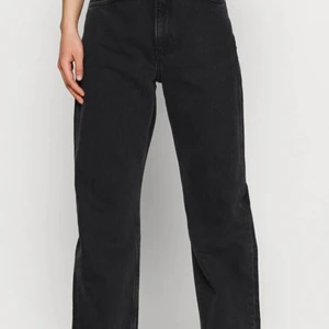 Svarta jeans - Svarta weekend jeans💕använda ca 2-3 ggr💕skulle säga att de är för lite kortare tjejer om man vill ha de dom över skorna,jag är 158 och de sitter super på mig i längden
