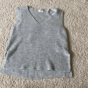 Only väst storlek xs ❤️ - Säljer denna väst som är grå från Only och är i storlek xs❤️ Säljer den för jag råka köpa två, ganska stor i storleken så om du har s så passar denna bra💕 Den är väldigt bra skick💕