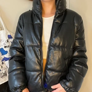 Läder imitation puffer jacket  - Denna skit coola jackan som är sparsamt använd, frakten kostar 49kr✨
