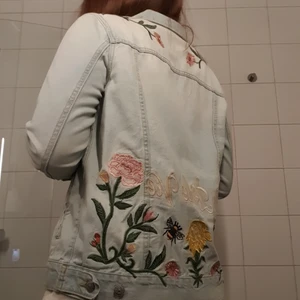 Jeansjacka - Jeansjacka med broderi, storlek 36