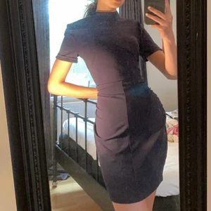 Blå figursydd klänning - Jättefin marinblå klänning från Jacqueline de Yong, köpt i Amsterdam förra sommaren🌸 den känns väldigt lyxig och skulle vara perfekt till ”finare” konserter. Klänningen är i nyskick med lappen kvar!