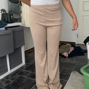 Utsvängda mysbyxor - Använda två gånger, gammaldagsrosa, prioriteras för längre kvinnor. Storleken är lite oklar men passar nog någon strl 38-40💗
