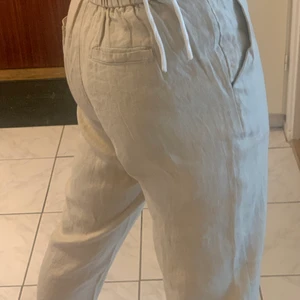Linnebyxor - Super snygga linnebyxor! Helt oanvända i storlek 36/38 Säljs så jag var lite för lång för dem. Vid stort intresse blir det budgivning 
