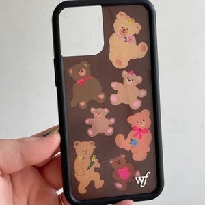 Mobilskal med teddybjörnar från Wildflower Cases - Ett jättefint skal från den officiella hemsidan Wildflower cases! Helt nytt, aldrig använt då jag tyvärr beställde fel storlek. Kommer i sin original förpackning med klistermärken. Passar en iPhone 12 mini! Ursprungspris är 370kr