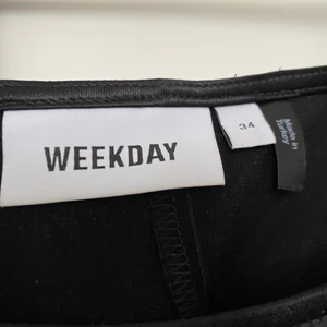 Blus  - Svart blus från weekday. Verkligen jätte bra passform och funkar till allt! (Dragkedja där bak)