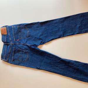 Supersnygga 315 shaping bootcut jeans i strl 28 ifrån Levis! Använda 1 gång & är i fint skick. Köparen står för frakten 