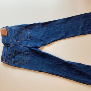 Levis jeans strl 28 - Supersnygga 315 shaping bootcut jeans i strl 28 ifrån Levis! Använda 1 gång & är i fint skick. Köparen står för frakten 