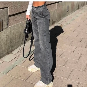 Grå Zara jeans  - STORLEK: 40! Säljer eller ev byter dessa mot storlek 38! Säljer dessa högmidjade grå Zara jeans för att de var för stora för mig. Älskar färgen och allt med jeansen så ska köpa strl 38 istället. Priset kan ev diskuteras. LÅNADE BILDER!!