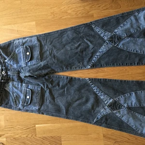 Y2k jeans - Dessa jeans köpte jag på humana och har själv aldrig haft på mig. Det är ett par lite bredare bootcut med låg midja. Byxorna är i toppenskick och längdmässigt så passar de mig perfekt, jag är 163 cm.