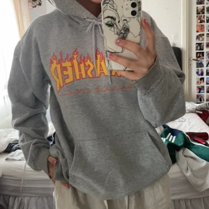 Thrasher hoodie stl S - Säljer min gråa thrasher hoodie i stl S då den inte kommer till användning. Köptes för 1000kr säljer för 500kr +frakt / kan mötas i sundsvall 