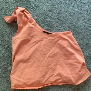 Supersöt topp från Zara! Det är en one shoulder tröja i färgen rosa. Passar både till jeans och kjol och är perfekt nu till sommaren! Bra skick! 