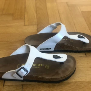 Sandaler Birkenstock Gizeh Flipflop - Helt oanvända vita (pärlemo) sandaler från Birkenstock. Storlek 39! Köparen står för frakt annars kan de hämtas i Malmö