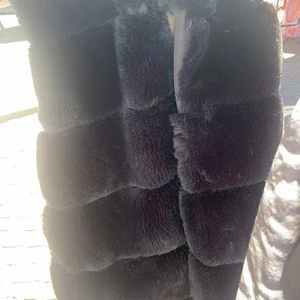 Pälsväst  - Storlek M , köpt på Chelsea för 400kr. Bra skick 