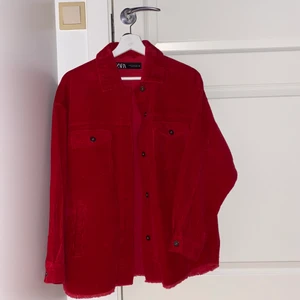 röd jacka från zara!! ❤️‍🔥🧸 - denna populära jacka är från zara! har använt den 1 gång (pris kan diskuteras) 
