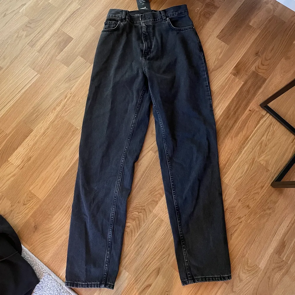 Jättesnygga jeans med en ”urtvättad” svart färg. Köpta 2019 ifrån bikbok men endast använda 1 gång. Storlek Xs men passar även S! De är mom jeans modell! 🥰. Jeans & Byxor.