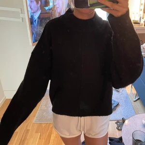 Svart stickad tröja - En supermysig svart stickad tröja ifrån ginatricot. I jättefint skick, säljer pga att jag har för många tröjor o behöver rensa. Storlek XS men passar även S!🤍 150+frakt